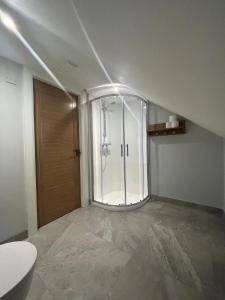 a bathroom with a glass shower in a room at No.5 in Derry Londonderry