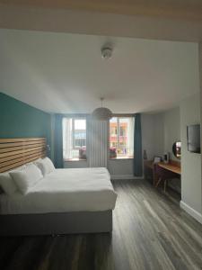 - une chambre avec un grand lit et une fenêtre dans l'établissement No.5, à Derry Londonderry