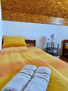 Ένα ή περισσότερα κρεβάτια σε δωμάτιο στο Apartmani Bozovic
