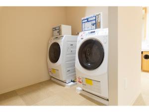 a washing machine and a dryer in a room at Torifito Hotel & Pod Kanazawa - Vacation STAY 88232v in Kanazawa