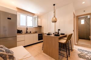 eine Küche mit einer Insel in einem Raum in der Unterkunft Portogal Apartments in Argostoli