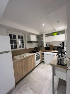 Η κουζίνα ή μικρή κουζίνα στο T3 au coeur d'une villa moderne