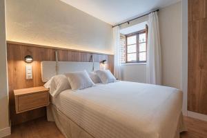 Ένα ή περισσότερα κρεβάτια σε δωμάτιο στο Hotel BESTPRICE Santillana +97 φωτογραφίες