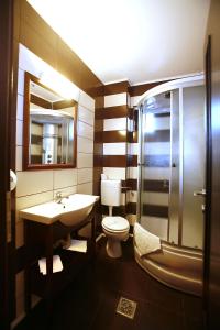 ママイア・ノルドにあるPension Sieraのバスルーム(洗面台、トイレ、シャワー付)