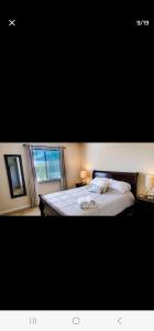 een slaapkamer met een bed met 2 lampen en een raam bij Mallard in Jacksonville