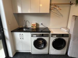 Convenient and comfortable Waitara的厨房或小厨房