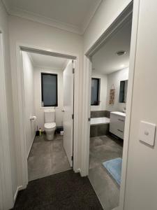 Convenient and comfortable Waitara的一间浴室