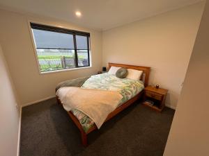 Convenient and comfortable Waitara客房内的一张或多张床位