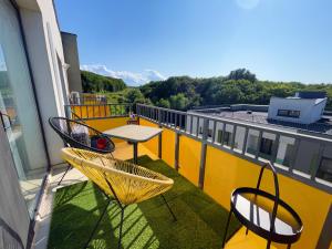 - un balcon avec une table et des chaises dans un bâtiment dans l'établissement YamaLuxe Apartments - Citadel Residence, à Cluj-Napoca