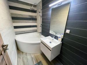 Koupelna v ubytování YamaLuxe Apartments - Citadel Residence + 12 fotografií