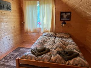een slaapkamer met een bed met 2 kussens erop bij Bestefarhuset in Hakkstabben