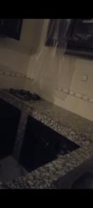 una stanza con ripiano in pietra e acqua di NB HÉBERGEMENT maison 