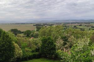 - Vistas al campo desde una colina con árboles en Sous le château, en Montaut-de-Crieux