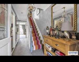 un corridoio con scala a chiocciola in una casa di Your Perfect Place to Relax a Havering atte Bower