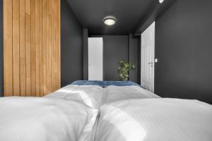 1 dormitorio con 1 cama blanca grande en una habitación en Arctic Homes - Premium Plaza en Tromsø