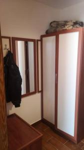 um quarto com um armário com dois espelhos e uma mesa em Cozy sunny studio. em Pamporovo