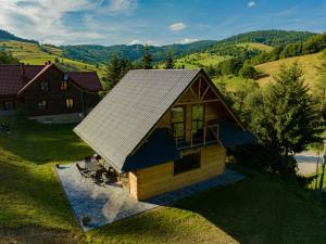 - une vue sur une maison dotée d'un toit en métal dans l'établissement Domek w Górach, à Wierchomla Wielka