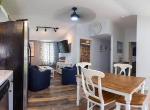 uma cozinha e sala de jantar com mesa e cadeiras em 3 Bedroom Pool PlayArea CampFire Cozy Apt em Bar Harbor