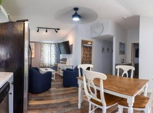 Χώρος καθιστικού στο 3 Bedroom Pool PlayArea CampFire Cozy Apt