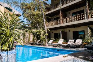 a swimming pool with lounge chairs next to a house at Hotel de Asis in San Francisco