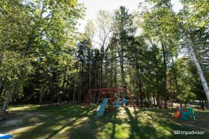 Ο χώρος παιχνιδιού για παιδιά στο 3 Bedroom Pool PlayArea CampFire Cozy Apt