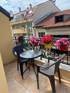 Balcony o terrace sa M&M Center Apartment with free parking