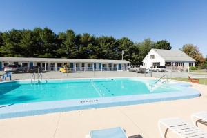 una gran piscina frente a un edificio en 3 Bedroom Pool PlayArea CampFire Cozy Apt en Bar Harbor