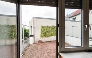 an open door to a courtyard outside a building at Gemütliche Unterkunft direkt im Zentrum - 10 min zum Airport Weeze in Kevelaer