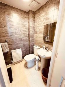 a bathroom with a toilet and a sink at 5 STAR LUXURY BIG HOUSE, JACUZZI SPA HOT TUB, PARKING, LIVERPOOL CITY CENTRE, SLEEPS 10, EASY LOCK BoX ENTRY! NO PARTIES! in Liverpool