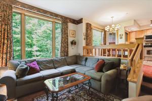 Posezení v ubytování Wonderful One bedroom condo located in Highridge Condominiums J6