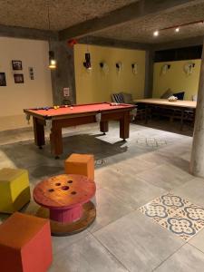 Habitación con mesa de ping pong y banco en Pousada Lazúli, en Macaé