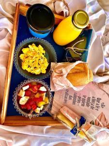 マカエにあるPousada Lazúliの卵とトーストの朝食付きの食品トレイ