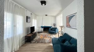 Μια τηλεόραση ή/και κέντρο ψυχαγωγίας στο Charming Villa in Eldorado Playa.