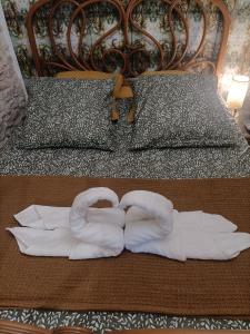 a pair of towels sitting on top of a bed at Chambre d'hôtes in Lançon-Provence