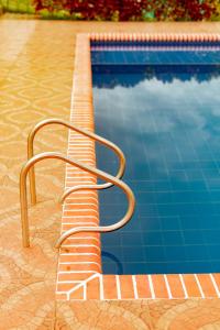 una piscina con una silla junto a ella en Casa Africa, en Calima