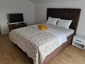 Un pat sau paturi într-o cameră la JS apartmani