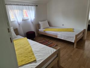 Una cama o camas en una habitación de JS apartmani