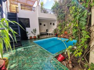 uma piscina no quintal de uma casa com plantas em 3 bedrooms apartement with private pool enclosed garden and wifi at Fes em Fez