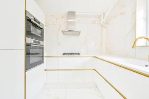 Virtuvė arba virtuvėlė apgyvendinimo įstaigoje PREMIUM Private Apartment minutes to Central London