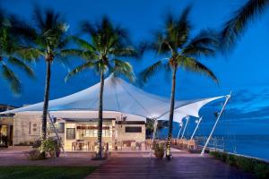 um resort com palmeiras e uma tenda em Sheraton Hua Hin Resort & Spa em Cha Am