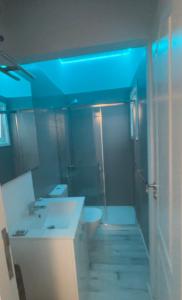łazienka z 2 umywalkami i niebieskim światłem w obiekcie The7penthouse w mieście Santa Cruz de Tenerife