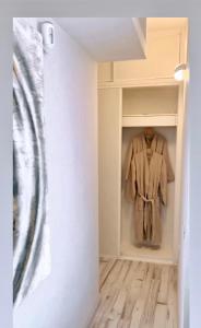 garderoba ze szlafrokiem wiszącym w szafie w obiekcie The7penthouse w mieście Santa Cruz de Tenerife
