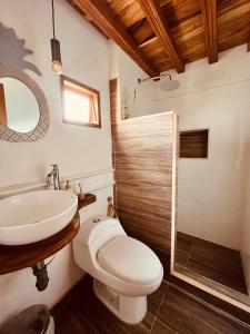 y baño con aseo, lavabo y ducha. en Casa Isabelita, en Mompox