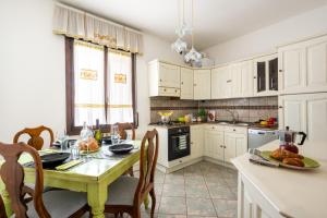 a kitchen with a table and a dining room at Casa 94 - Bright apartment, 15min from Venice in Favaro Veneto