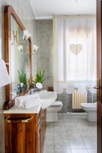 uma casa de banho com um lavatório, um WC e uma janela. em Casa 94 - Bright apartment, 15min from Venice em Favaro Veneto