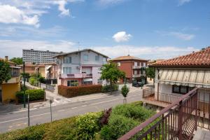 uma vista para uma rua numa cidade com casas em Casa 94 - Bright apartment, 15min from Venice em Favaro Veneto