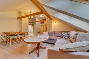 salon z kanapą i stołem w obiekcie Apartamenty Krystyna w Wiśle