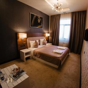 um quarto de hotel com uma cama e uma janela em Hillmond's Boutique em Baku