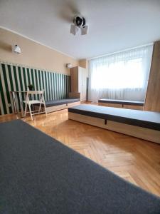 Großes Zimmer mit einem Bett und einem Fenster in der Unterkunft Tanie spanie na Grunwaldzkiej - ZAMELDOWANIE BEZOBSŁUGOWE- in Bydgoszcz