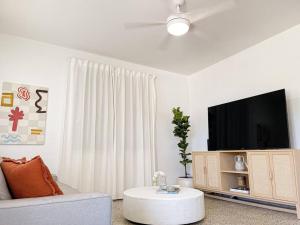 a living room with a couch and a tv at Casa Eve near Gozalandia Waterfalls in San Sebastian